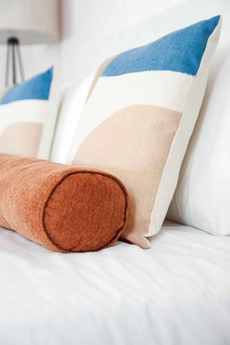 a pillow sitting on top of a bed with pillows at Downtown Charming Apartments - Apartamento Poldras in Chaves
