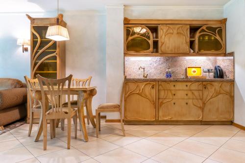 a kitchen and dining room with a table and chairs at Grand SPA Lietuva Serviced Apartments Dzūkija in Druskininkai