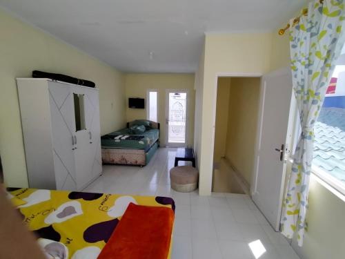 Katil atau katil-katil dalam bilik di Villa Highland No 7 M Berastagi View
