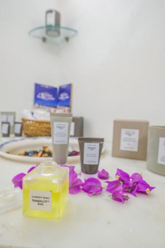 a table with a candle and purple flowers on it at Hotel Terminal - Caroli Hotels in Leuca