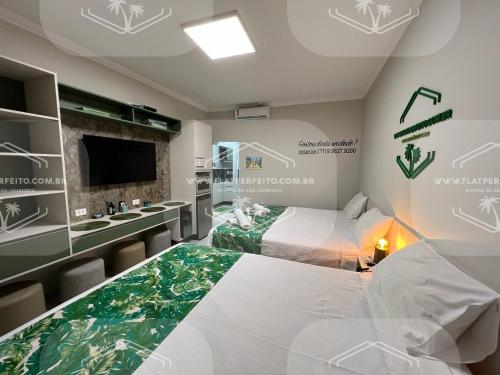 Ένα ή περισσότερα κρεβάτια σε δωμάτιο στο Flat Perfeito Flat Amarilis em Riviera São Lourenço com café da manhã e enxoval completo toalhas praia e piscina com trocas
