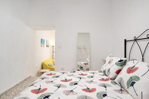 a bedroom with a bed with a black and white comforter at Casa Rincón del Beso in Vejer de la Frontera