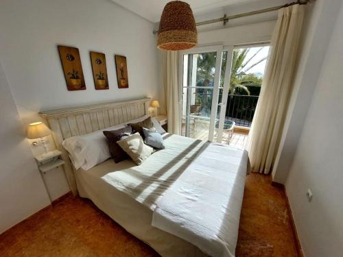 1 dormitorio con cama grande y ventana grande en Apartamento con vistas al mar, en Altea
