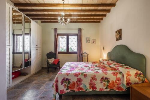 A bed or beds in a room at Casale di Primula Rossa