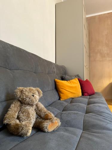 ein Teddybär, der auf einer Couch sitzt in der Unterkunft Plaza Apartment in Cannobio