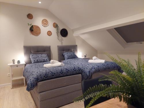 um quarto com uma cama com duas almofadas em Viator Holidayhome em Tongeren