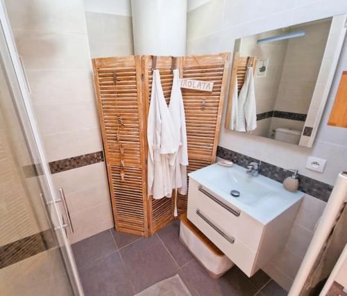 une salle de bain avec un lavabo et un miroir dans l'établissement Splendide vue mer, à Sanary-sur-Mer