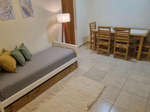 Schlafzimmer mit einem Bett, einem Tisch und Stühlen in der Unterkunft Departamento Bahía Blanca con cochera cubierta in Bahía Blanca