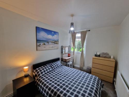 um quarto com uma cama, uma secretária e uma janela em Cozy room Central London - zone 2 - Stockwell em Londres