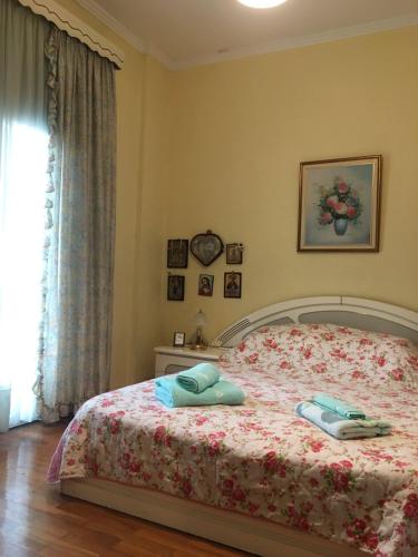 1 dormitorio con 1 cama con 2 toallas en Dream house en Ágios Rókkos