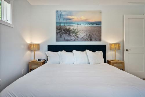 Un pat sau paturi într-o cameră la Sunset Beach On Round Lake