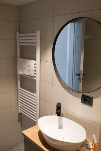 Koupelna v ubytování Hotel Plutitor Lebăda