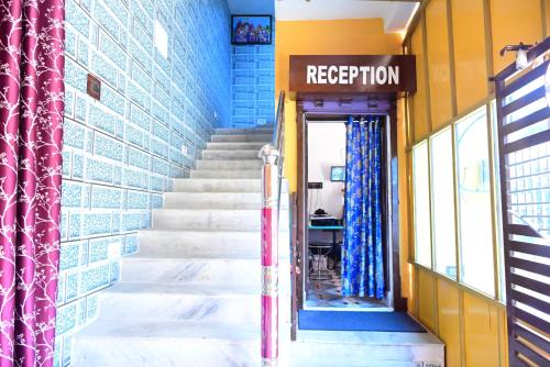 eine Treppe in einer Schule mit einem Schild, das den Empfang liest in der Unterkunft HOLIDAY INN in Konark