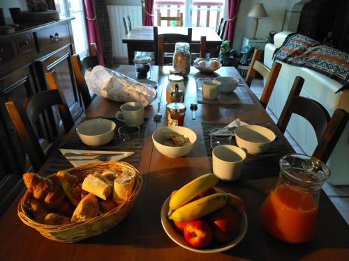 einen Tisch mit einem Korb Brot und Obst darauf in der Unterkunft Eyhera Perkain in Aldudes