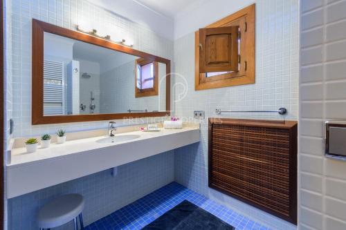 ein Bad mit einem Waschbecken und einem Spiegel in der Unterkunft Can Gasparo in Ses Paisses