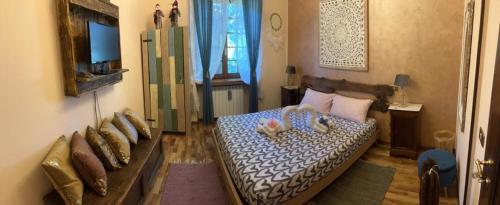 a bedroom with a bed with two stuffed animals on it at Casa vacanze villa Lido- Pangrazi Alessandra in LʼAquila