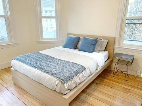 Cama ou camas em um quarto em 4 Bedroom Condo At Harvard Square and Harvard University