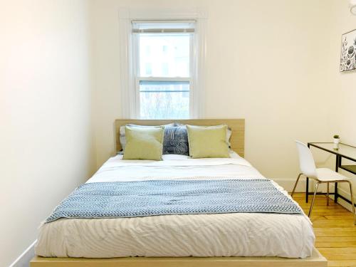1 dormitorio con 1 cama, escritorio y ventana en 4 Bedroom Condo At Harvard Square and Harvard University, en Cambridge