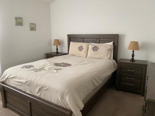 una camera da letto con un letto grande con due comodini di Kendra's Southern Dunes House a Haines City