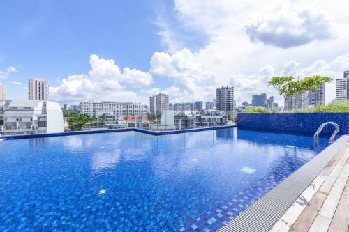 uma grande piscina azul no topo de um edifício em Centralize Stylish Loft Apartment Near MRT 市中心全景屋 em Singapura