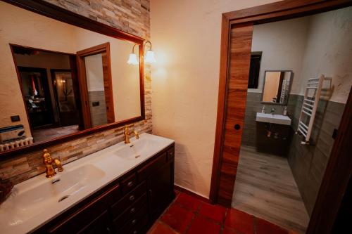 y baño con lavabo y espejo. en Cotanda - Casa de Montaña aislada en el Macizo del Penyagolosa, en Puertomingalvo