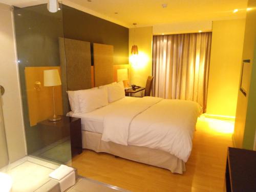 a bedroom with a large bed in a hotel room at Protea Hotel by Marriott Bloemfontein Willow Lake in Bloemfontein