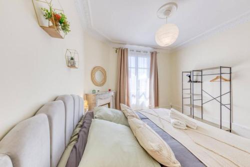 a living room with a bed and a window at T2 La Défense avec Parking privé in Courbevoie