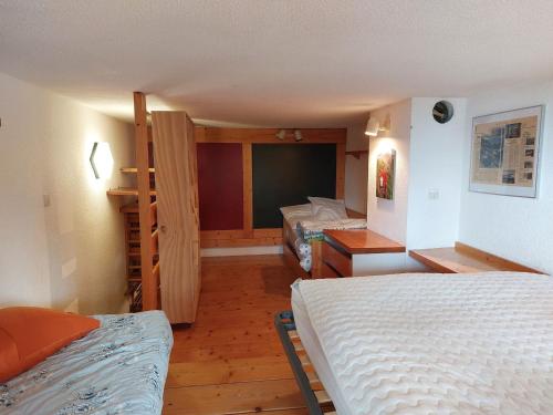 Cette petite chambre comprend deux lits et une chambre d'une superficie de 2 m2. dans l'établissement Duplex pour 5 personnes proche des pistes et commerces, balcon, TV, non-fumeur - FR-1-411-197, à Arc 1800