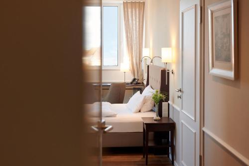Una cama o camas en una habitación de Hotel am Delft