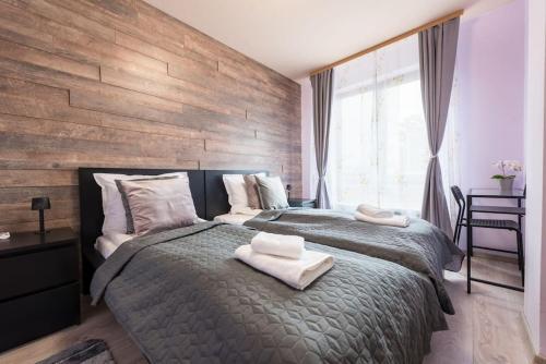 een slaapkamer met een groot bed en 2 handdoeken bij Stylish apartment on Bregalnitsa str in Varna