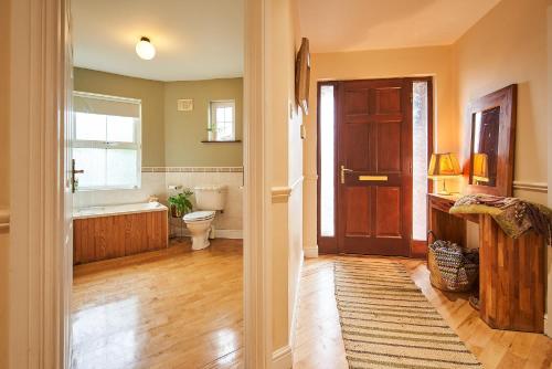La salle de bains est pourvue de toilettes, d'un lavabo et d'une porte. dans l'établissement Killaloe/Ballina, à Ballina