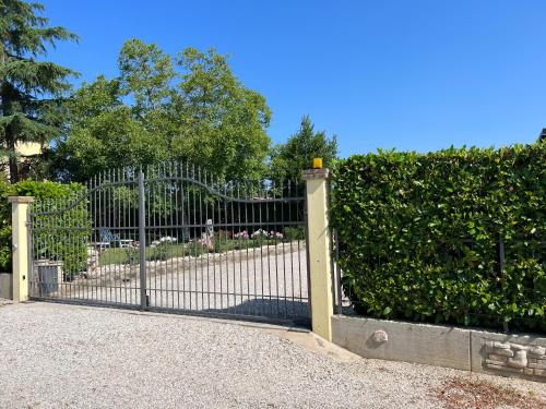 a wrought iron gate with flowers in a garden at Assisi, la Noce in Petrignano