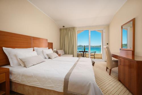 Un pat sau paturi într-o cameră la Hotel Duje