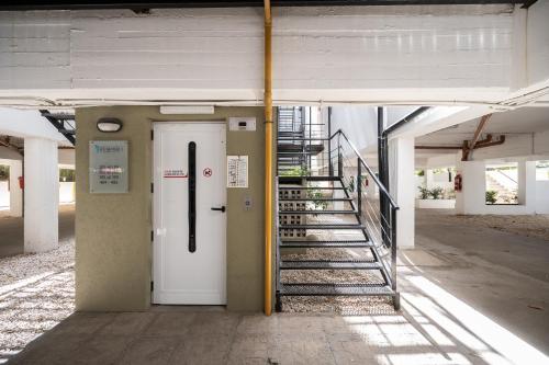 un edificio vacío con una puerta y una escalera en Divino mono ambiente en el centro de Pinamar, cerca de todo en Pinamar