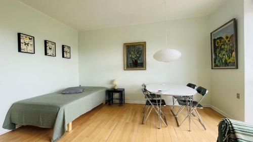 una camera con letto e tavolo con sedie di ApartmentInCopenhagen Apartment 700 a Copenaghen