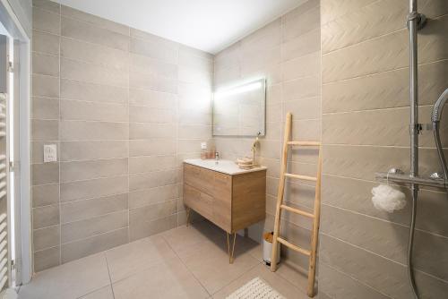 uma casa de banho com um lavatório e um espelho em L'Escale de Collioure - Climatisé, parking privé sécurisé, vue mer em Collioure