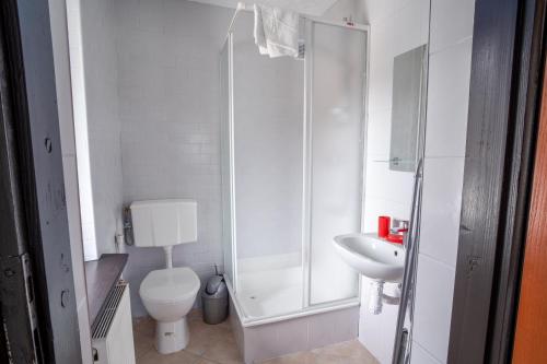 Salle de bains dans l'établissement Ski Lodge - pokoje 200 m od Gondoli w Szczyrku (Biuro Apartament Na Urlop)