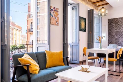 Beautifully Designed Studio with Lots of Natural Light