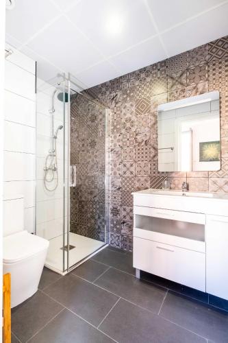 Beautifully Designed Studio with Lots of Natural Light