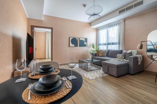 GuestReady - Oásis paradisíaco na Torre Riah في دبي: غرفة معيشة مع طاولتين وعليها قبعات