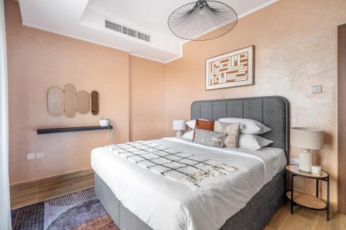 杜拜的住宿－GuestReady - Oásis paradisíaco na Torre Riah，卧室配有一张带白色床单和枕头的大床。