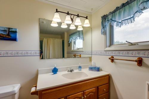 uma casa de banho com um lavatório e um espelho em Penn Yan Vacation Rental Near Seneca and Keuka Lakes em Penn Yan