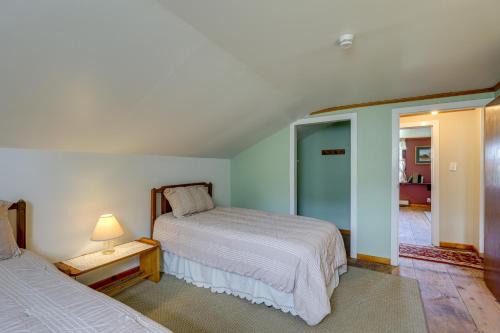 um quarto com 2 camas e uma mesa com um candeeiro em Penn Yan Vacation Rental Near Seneca and Keuka Lakes em Penn Yan