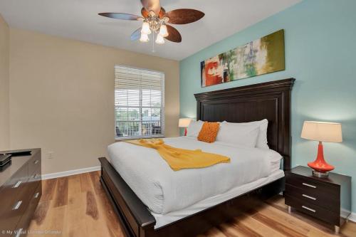 1 dormitorio con 1 cama y ventilador de techo en The Epic Lisbon Vista Cay Orlando, en Orlando