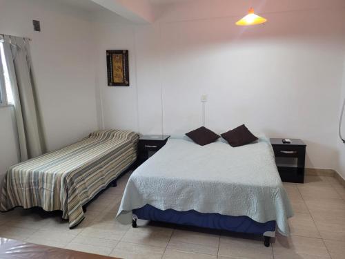 1 dormitorio con 2 camas en una habitación en SANBAN en Santiago del Estero