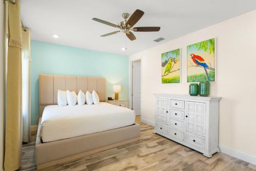 ein Schlafzimmer mit einem Bett und einem Deckenventilator in der Unterkunft Margaritaville Cottages Orlando with H2O Waterpark by Rentyl in Kissimmee