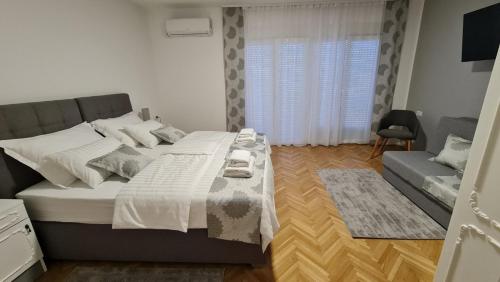sypialnia z dużym łóżkiem i oknem w obiekcie Apartman Magnolija w mieście Rijeka