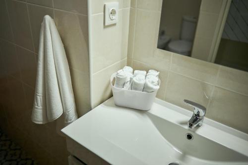 een badkamer met een wastafel en een handdoek bij Materramenta in Biscoitos