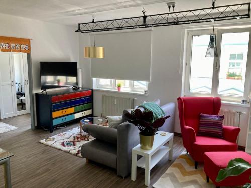 uma sala de estar com um sofá e uma televisão em Apartment for 2 in Margareten em Viena
