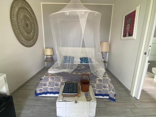 1 dormitorio con 1 cama con mosquitera en Villa Tropical, en Francavilla al Mare